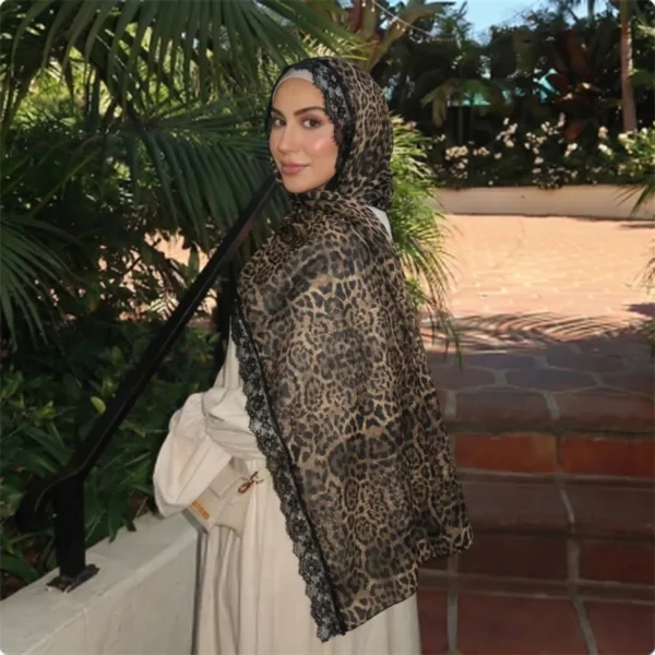 Muslim Women Light Pink Floral Print Hijab Scarf White Lace Edge Chiffon Breathable Headscarf Elegant Islamic Head Wrap